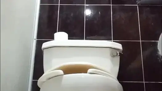 Di kamar mandi