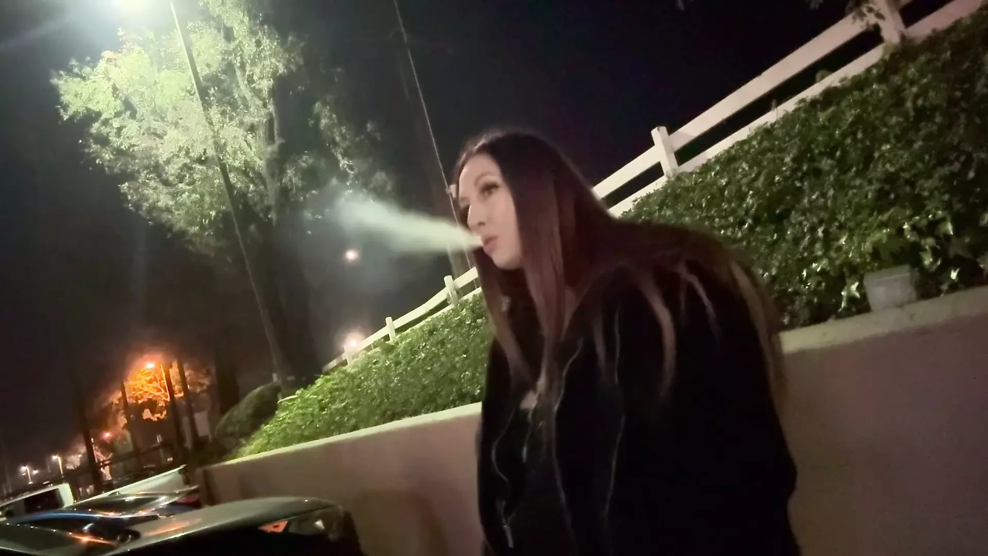 Olasz dögös milf Artemisia Szerelem Cigarettázás Fétis Kültéri hosszú haj fétis