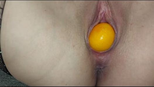 Vuistneuken met mandarijnen.