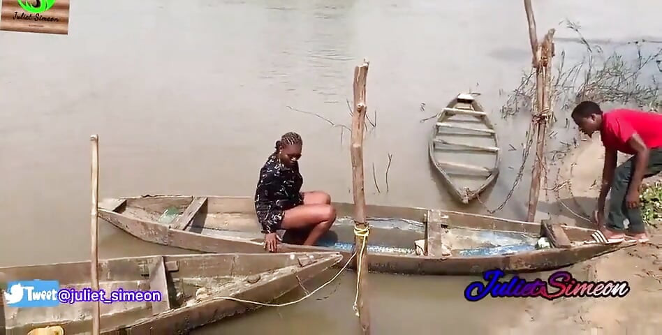 Tôi bị một người chèo thuyền đụ, người mà tôi yêu cầu đến và chèo thuyền âm hộ của tôi trong bụi rậm.