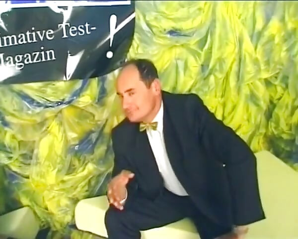 Nemica tinejdžerka liže kremu sa kurca svog ljubavnika