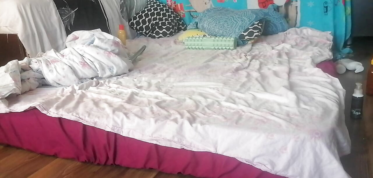 Pasangan amatir seks gila di kamar tidur.