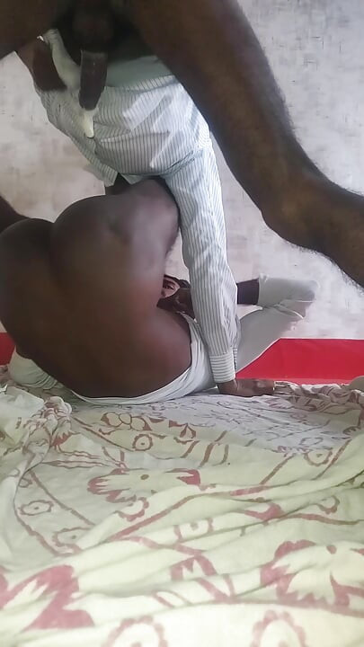 インドのオフィスボーイズのドギースタイルのセックスビデオ