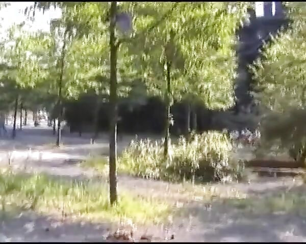 Amatör genç kız herkesin içinde biniyor ve yarak emiyor