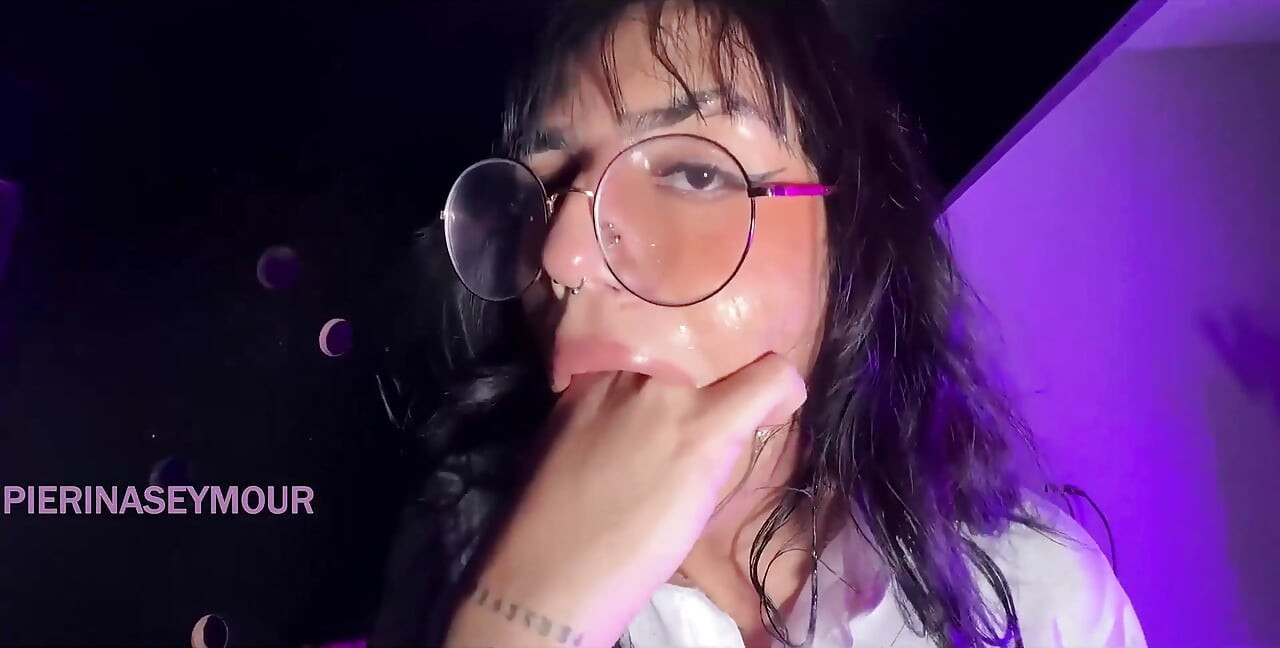 Morena de bunda grande leva dois paus no Glory Hole