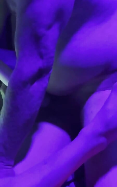 Loira sexy brinca suja depois de horas no Clib