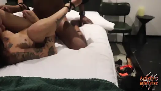 Lubang pecinta raksasa pria kulit hitam ini dientot habis-habisan sama raksasa pria kulit hitam sampai lubangnya dicrot di dalam