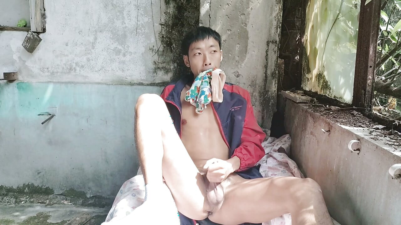 버려진 공장에 누워 싱크대에 누워 자위하고 사정하고 신음하며 액체를 삼키는 슈퍼 아시아 소년