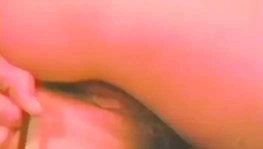 Blondine mit kleinen möpsen masturbiert mit mehreren dildos