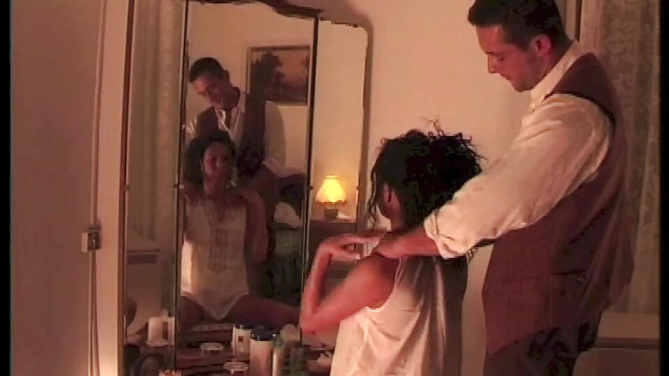 아름다운 갈색 머리와 그녀의 남친: 로맨틱한 섹스