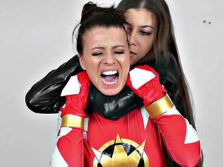 Lucha sexual de super héroes lesbianas - ranger rojo derrotado