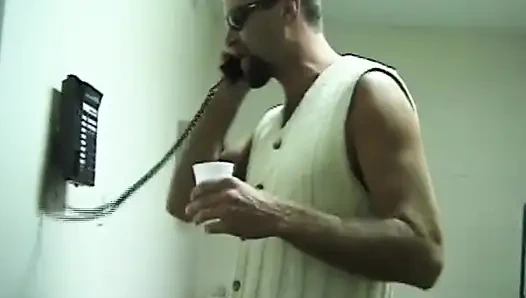 Sinnliches brünettes behaartes solo-fingern und dampfender lesbischer dreier