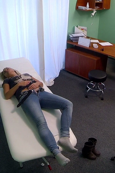 Linda joven rubia todavía mareada después de que el médico se corre en ella