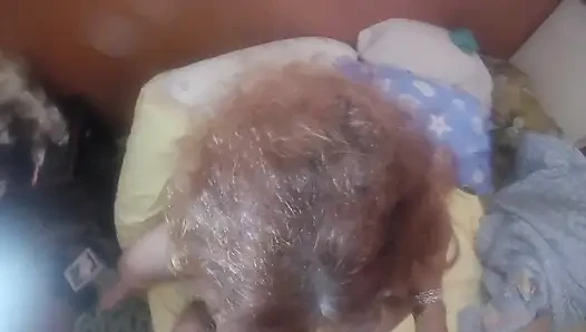 İri güzel kadın amıyla oynuyor ve ateşli ıslak yarak emiyor!