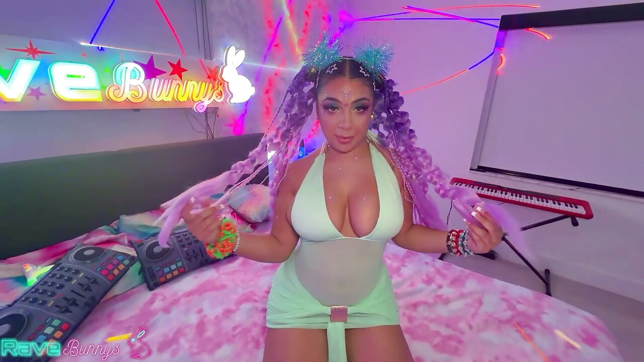 Brian Omally 滑進 Gigi Lysette 的天然巨乳之間！