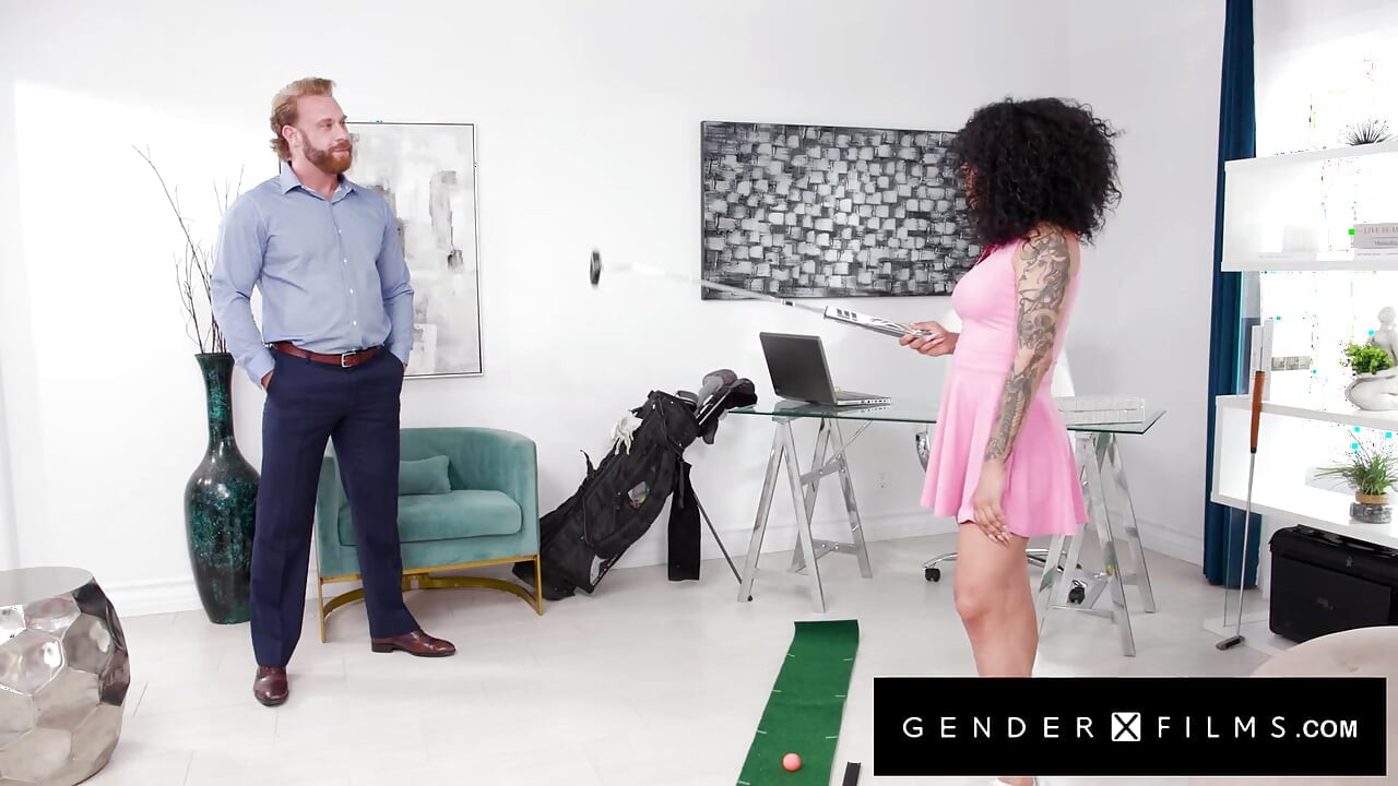 GENDERX FILMOVI - privatni čas golfa seksi trans šefice Eva Maksim završava se intenzivnim jebanjem u kancelariji
