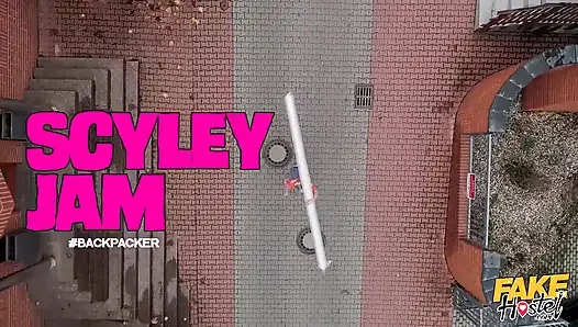 Fake hostel - die nasse brünette scyley jam konfrontiert vermieter in ihrem bett und nimmt dann seinen riesigen schwanz doggystyle