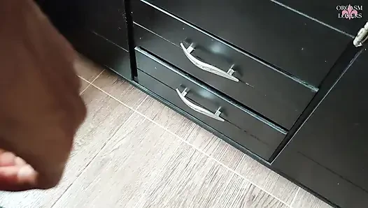 Er ist überrascht, das Sperma zu sehen, nachdem er diesen großen Schwanz verschlungen hat