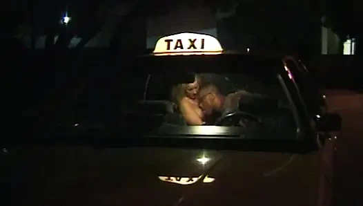 Versaute Taxifahrt mit blonder Verführerin