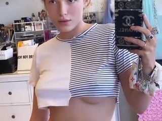 Bella Thorne - selfie debaixo do peito 6-10-2020