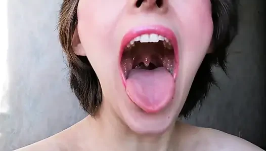 Cewek raksasa ini sadar kalau kamu suka dimakan
