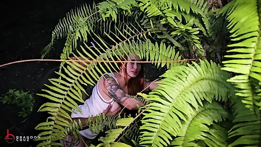 Eine seltsame rothaarige melkt mich in einem park im freien - brandon cruz & andrea castro