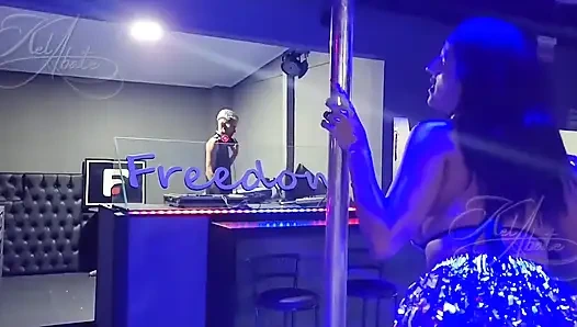 Am Ende der Karnevalsparty sah der Dj mich an und ich konnte nicht widerstehen, ich ging ihm es auf der Kabine!!