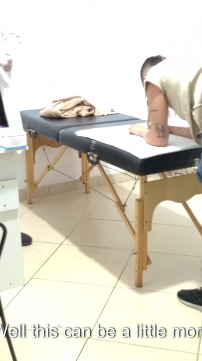 רגע עוצמתי מתוך "גינקולוג מבצע בדיקה רקטלית עם אצבעותיו בתחת".