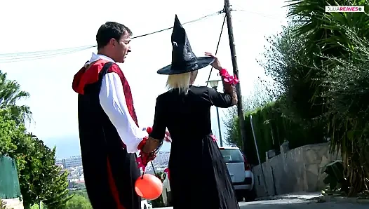 MILF mit dicken titten lutscht einen riesigen schwanz, während ein anderer ihre muschi in der wildnis stößt