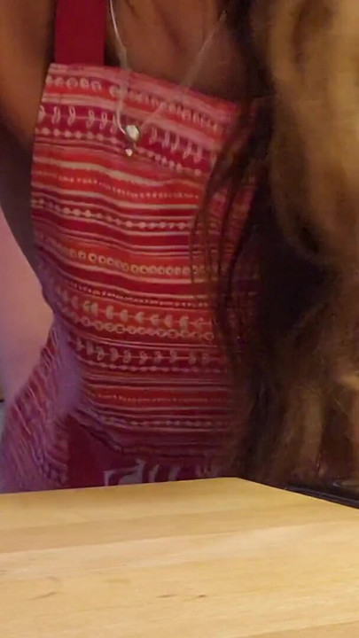 Calda milf viene scopata da dietro in cucina il marito non sapeva che aveva la sua telecamera acceda. | Clip 1