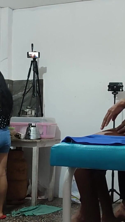 Zapanjujući trenutak iz filma "Nestašna susjeda flertuje s novim prijateljem kojeg je upoznala u tuđoj kući"