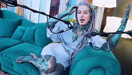 U hakkında konuşuyorum - rahatsız - asmr podcast sfw konuşuyor gotik sıska kız dreadlocks dövmeli model dövmeli kız