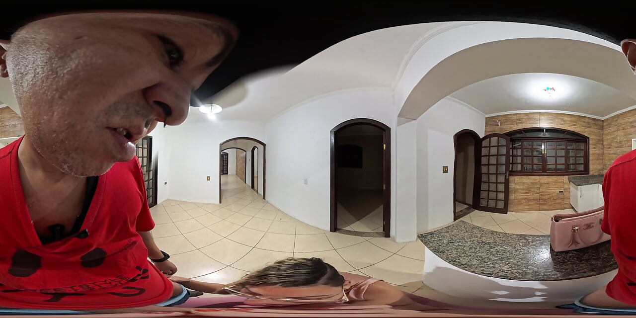 Executiva chupa e faz sexo com um cliente em uma casa vazia.