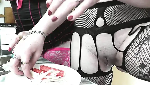 Две женщины Девушка на девушке лесбиянки в эротическом белье кухне целуются и готовят суши сэндвич. Фетиш Чулки большая попка Милф Секссекс