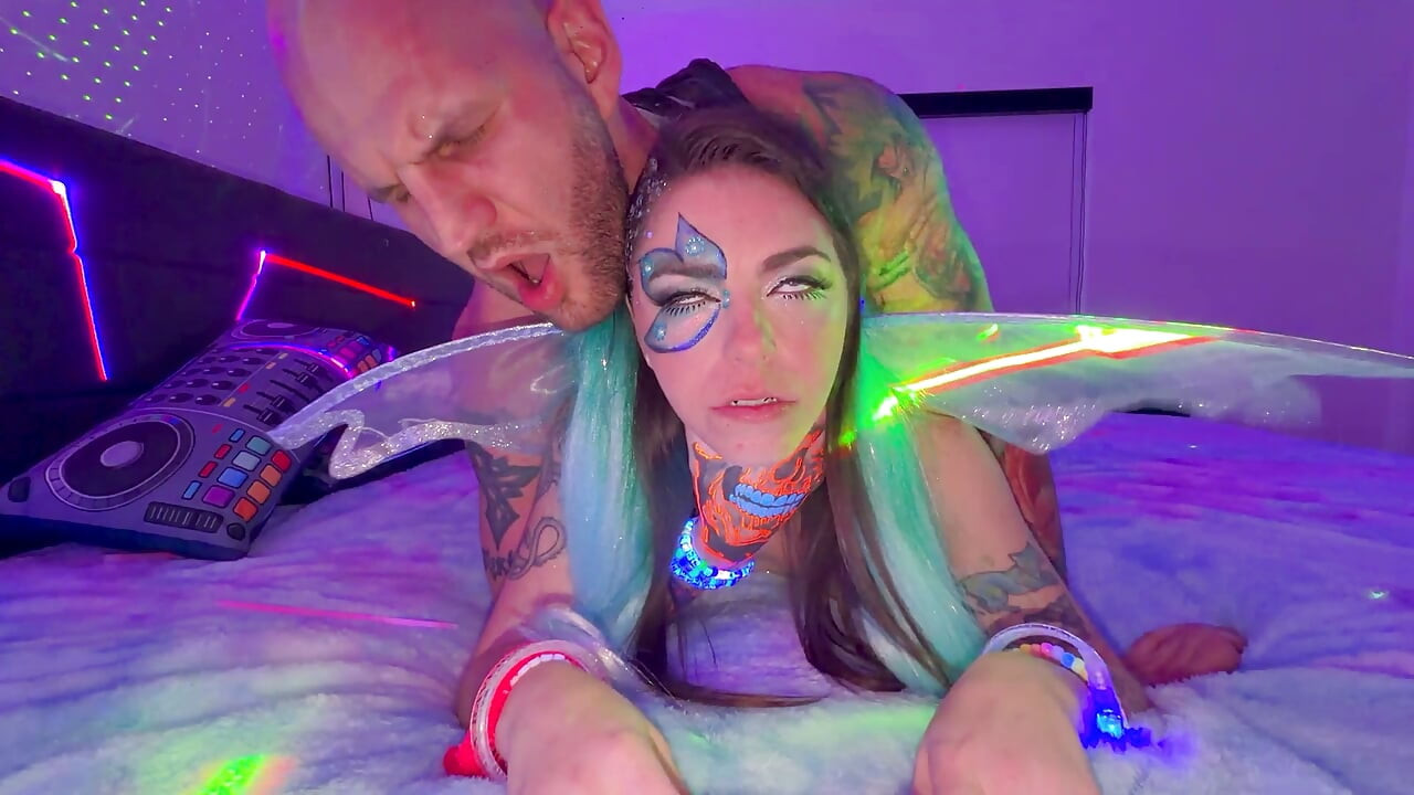 ¡Sasha Tatcha y Tiny Rhea entran revoloteando al cuarto de Brian para sexo rave!
