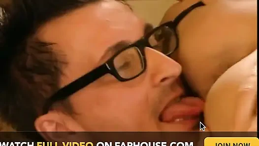 Güzel kahya iki büyük yarakla sikiliyor ve ağzına boşalıyor