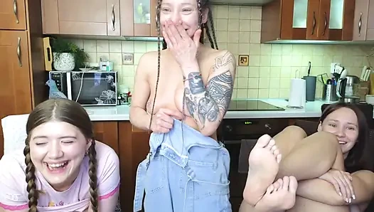 Cewek-cewek setengah telanjang mengangkat kakinya ke atas perintah