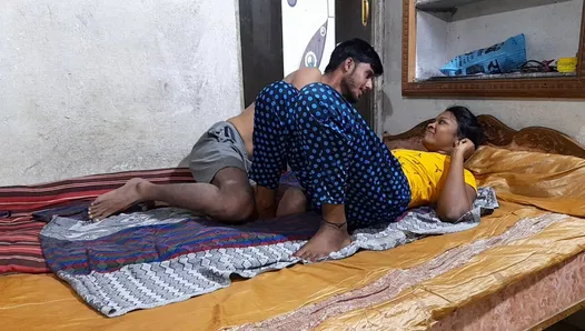 Un couple tamoul indien de 18 ans baise avec un gourou du sexe mince excité donnant de l'amour à sa copine