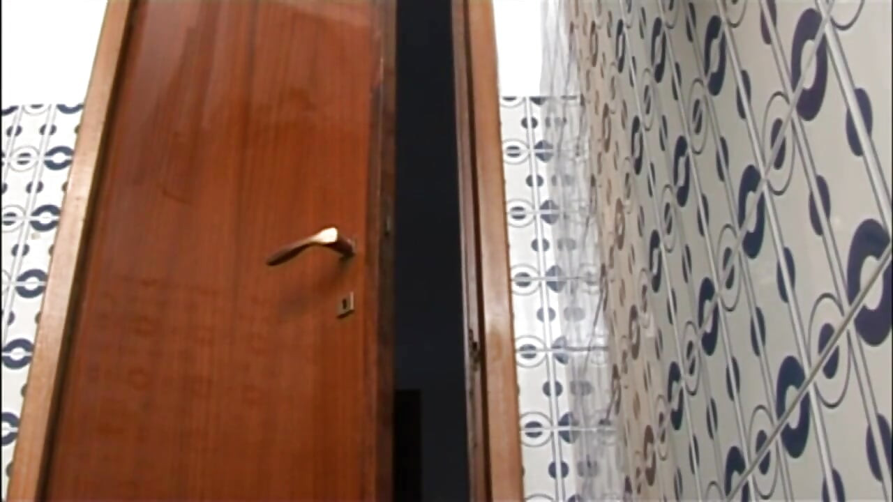 Kurvinska zrela špijunirana u kupaonici od strane svog drkadžije