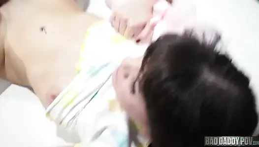 Alison rey lagi asik seks threesome sama ayah tiri dan temannya