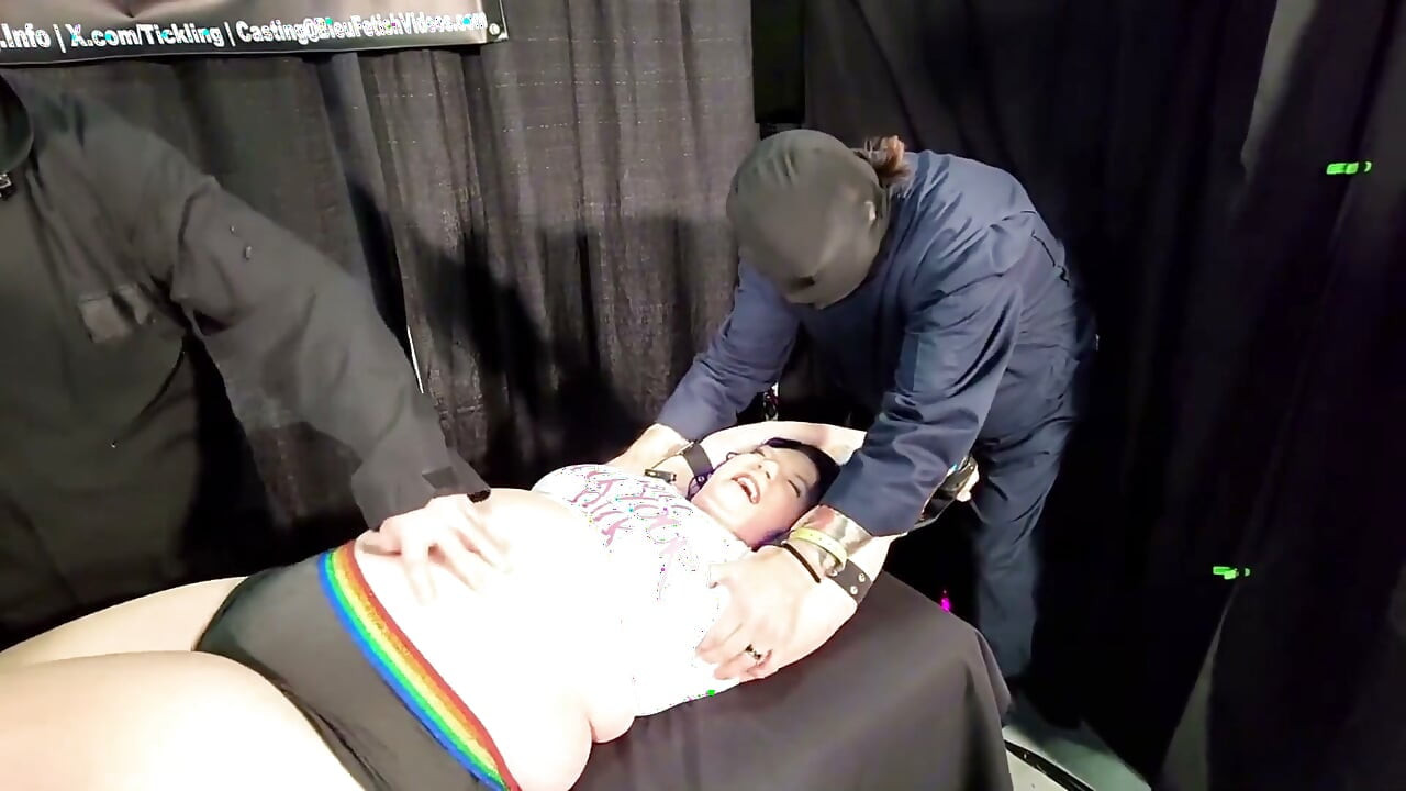 Realidad de chica grande, cosquillas! ¡Los mocosas lo engañan! 2 toneladas de grandota cosquillas divertidas! Keres y Effie son cosquillas por 4 ticklers en vivo en exxxotica