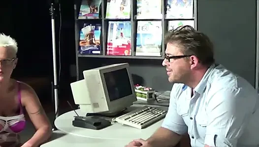 Офисные шлюшки из Франции должны сосать член в тройничке