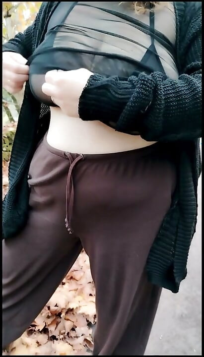 Mi madrastra caminando con una camiseta transparente.