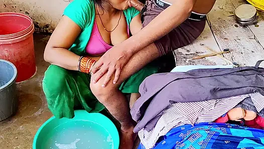 Desi bhabhi ne  bathroom me land chusha