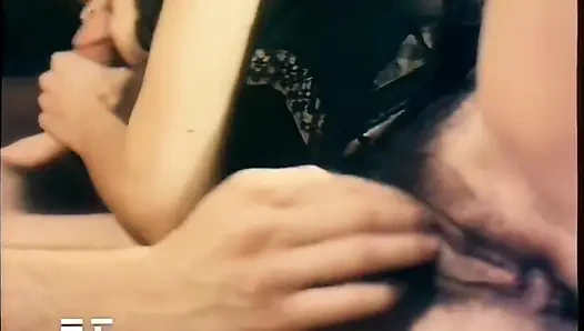 Si cewek hot rambut cokelat lagi asik nyepong kontol besar sampai mengerang keenakan