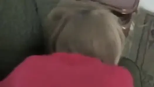 Muhteşem sarışın olgun kadının ağzına boşalıyor