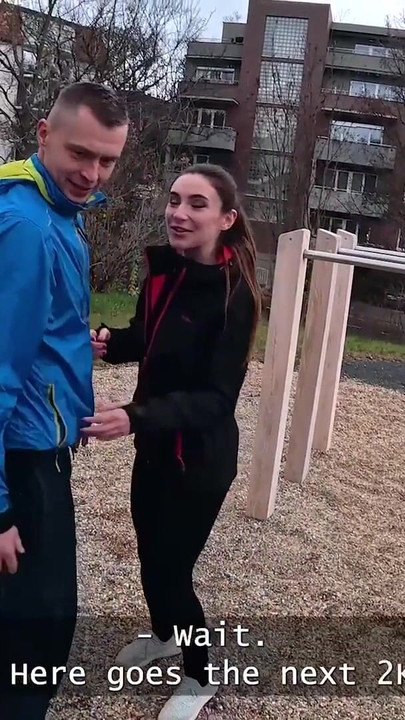 HUNT4K. Letépte a nadrágját és idegen farkát szopta a BF előtt újaknak | 1. klip