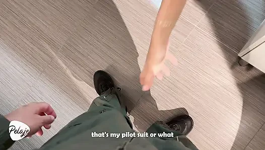 Pembantu diam-diam menginginkan bosnya, pilot pesawat istrinya pergi, dan dia ingin hamil olehnya