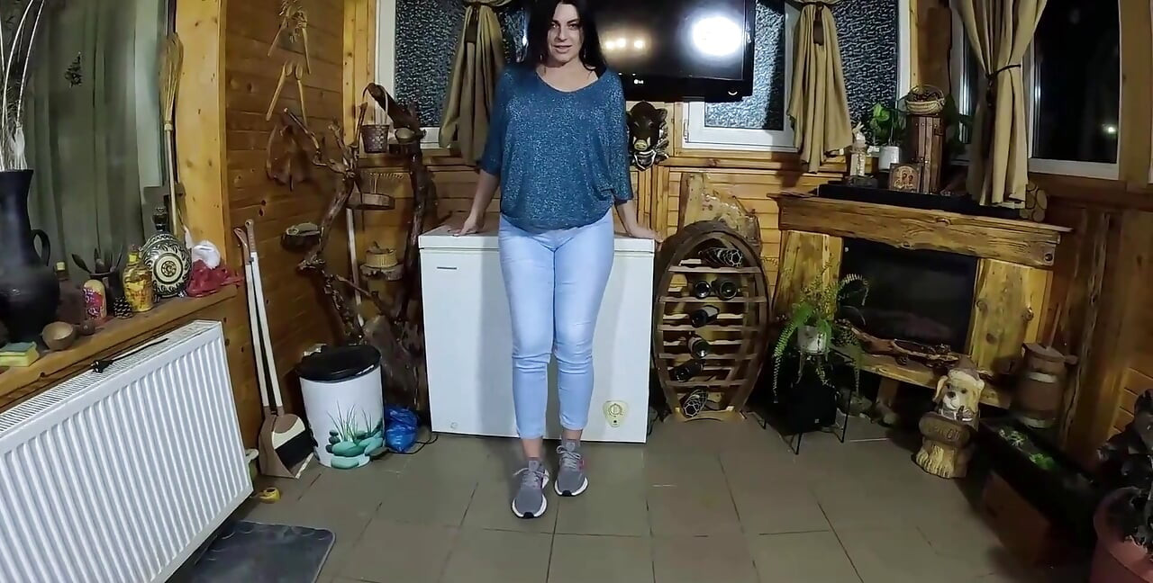 Cameltoe MILF Twerks i jeans avsugning &sperma över min puffiga jacka 334