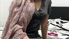 Arabisch meisje in een elegante jurk, maakt zich klaar om anaal geneukt te worden en is erg geil
